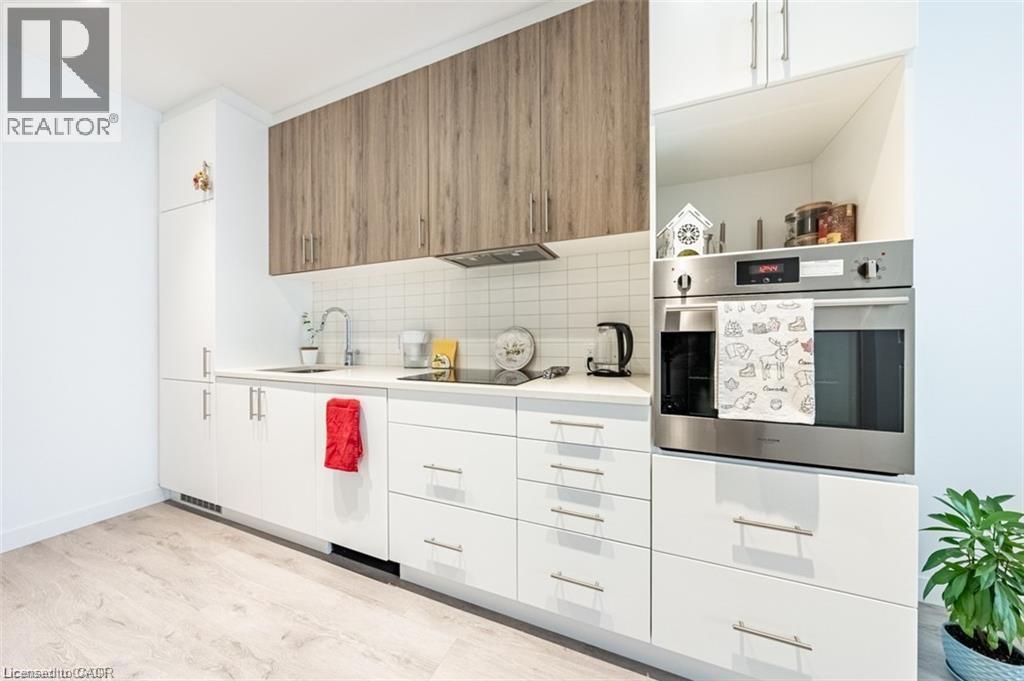 181 King Street S Unit# 809, Waterloo, ON - Indoor Photo Showing Kitchen