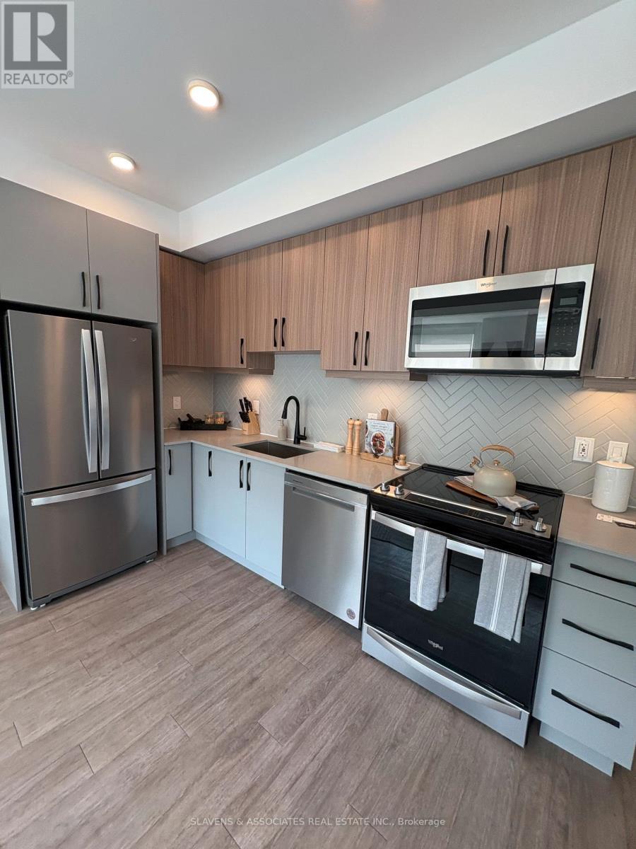18 - 15 Brenthall Avenue, Toronto, ON - Indoor Photo Showing Kitchen With Upgraded Kitchen