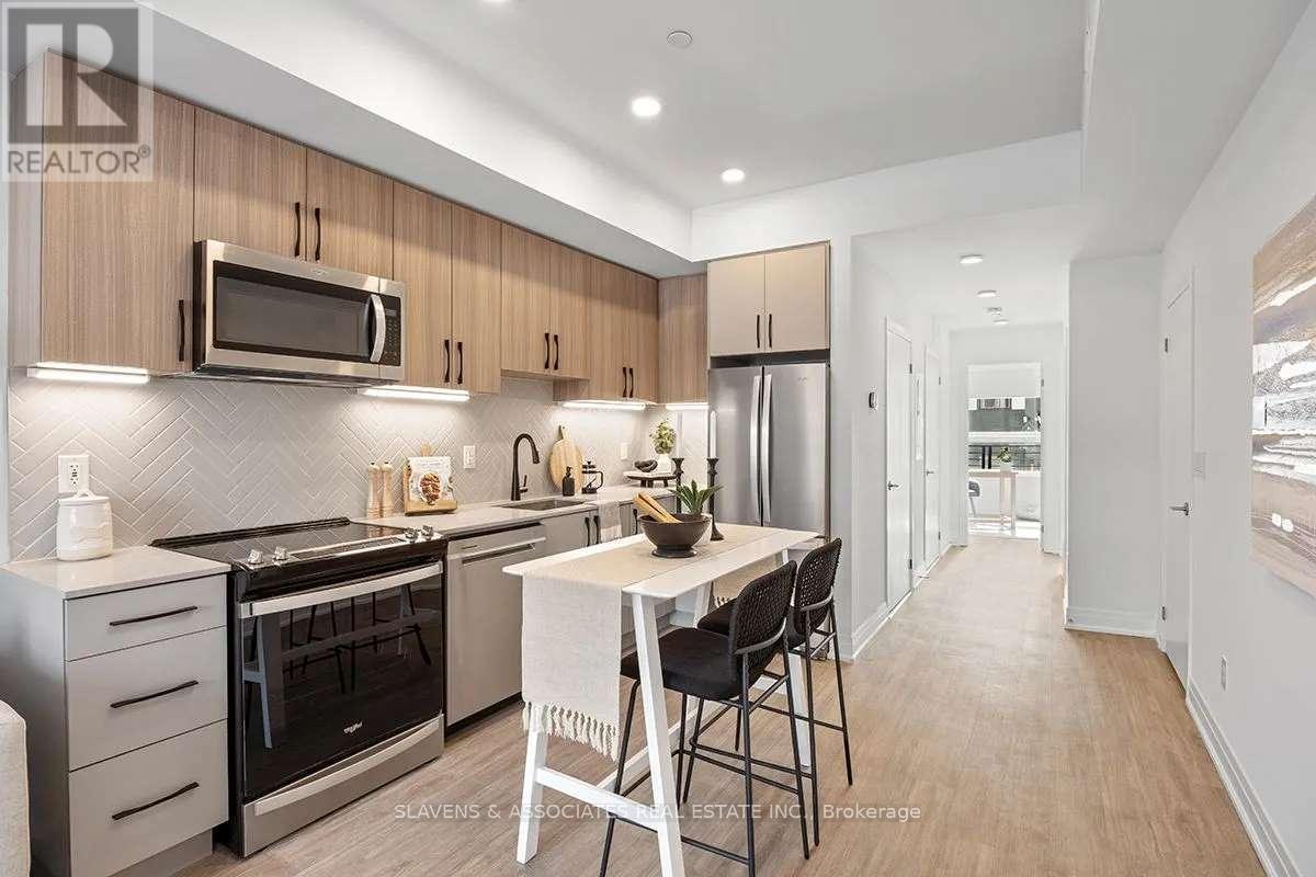 23 - 15 Brenthall Avenue, Toronto, ON - Indoor Photo Showing Kitchen With Upgraded Kitchen