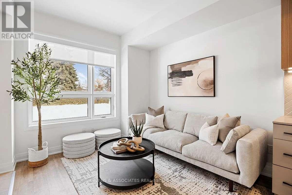 23 - 15 Brenthall Avenue, Toronto, ON - Indoor Photo Showing Living Room