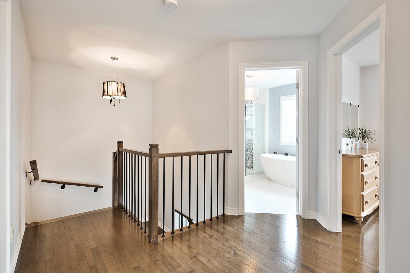 Corridor - 1529 Rue Riendeau, Chambly, QC - Indoor Photo Showing Other Room