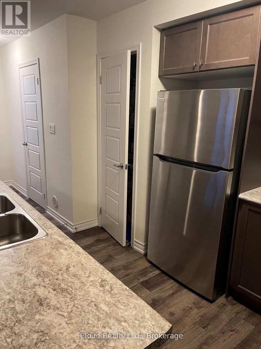 998 Alder Gate, Milton, ON - Indoor Photo Showing Kitchen