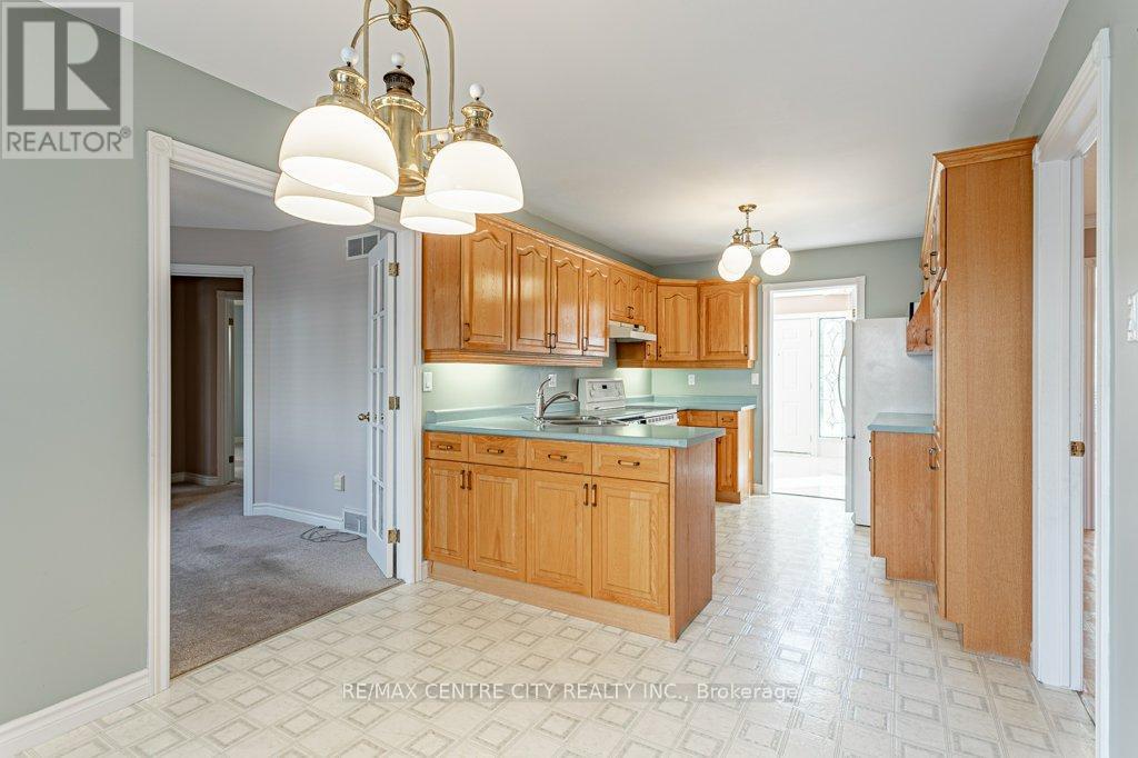 261 Ensign Crescent, London South (South N), ON - Indoor Photo Showing Kitchen