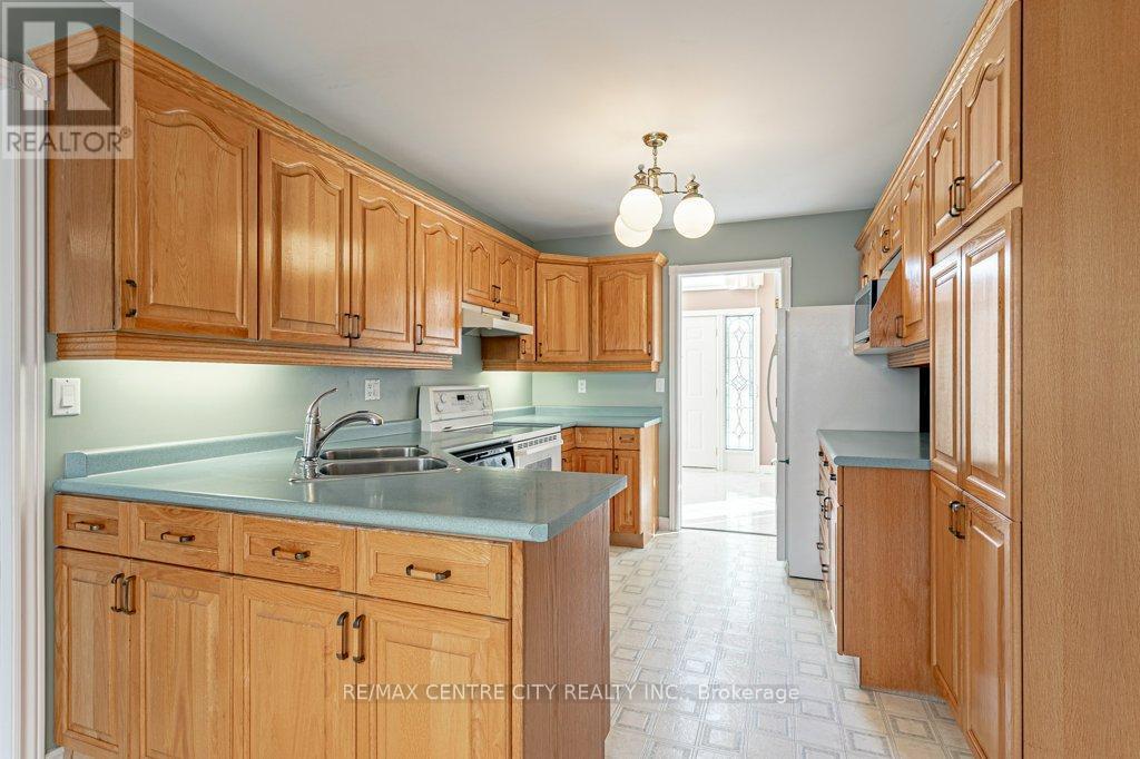 261 Ensign Crescent, London South (South N), ON - Indoor Photo Showing Kitchen With Double Sink