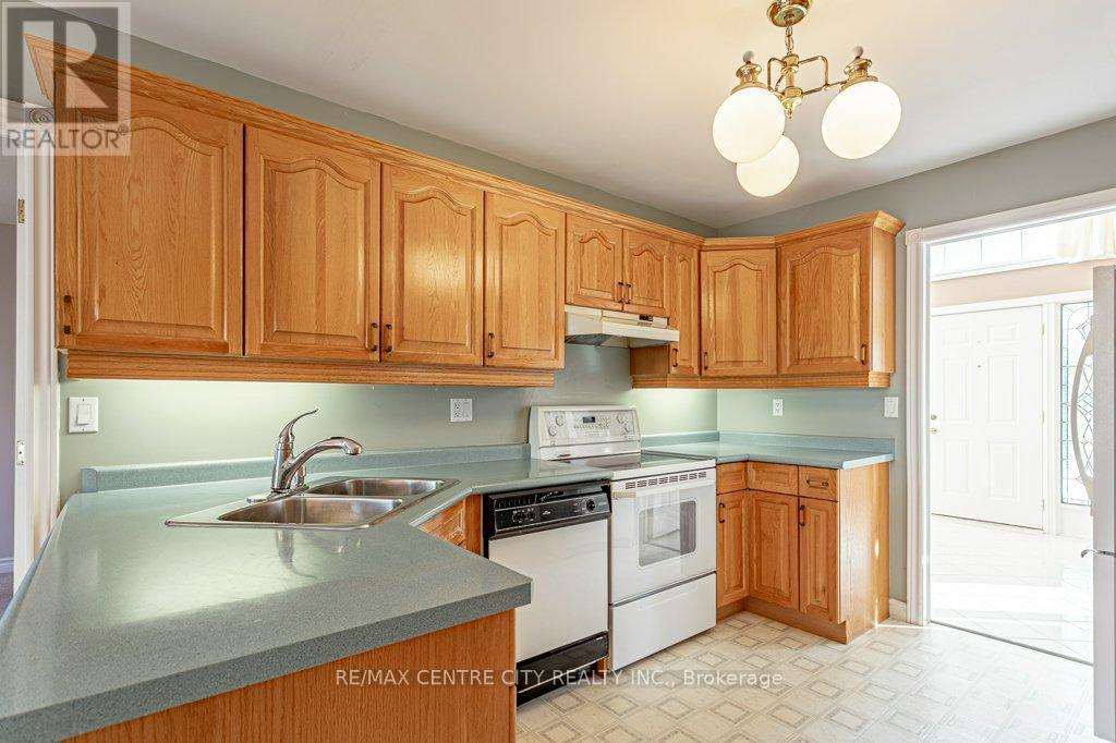 261 Ensign Crescent, London South (South N), ON - Indoor Photo Showing Kitchen With Double Sink