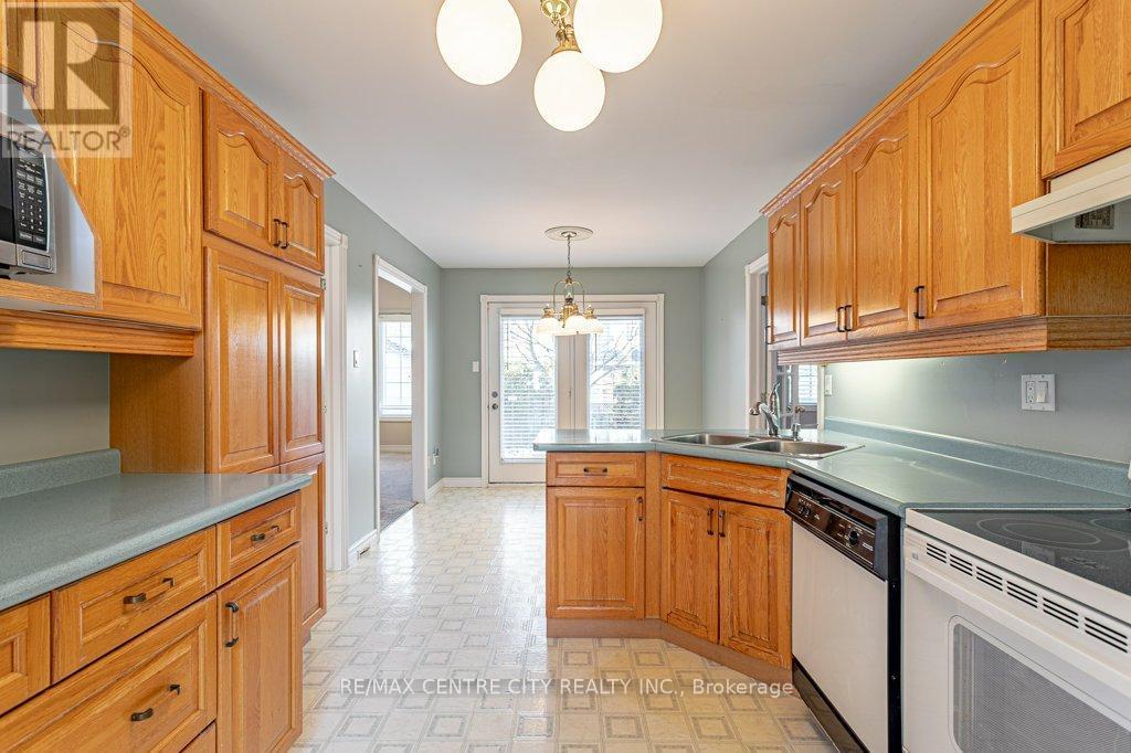 261 Ensign Crescent, London South (South N), ON - Indoor Photo Showing Kitchen With Double Sink