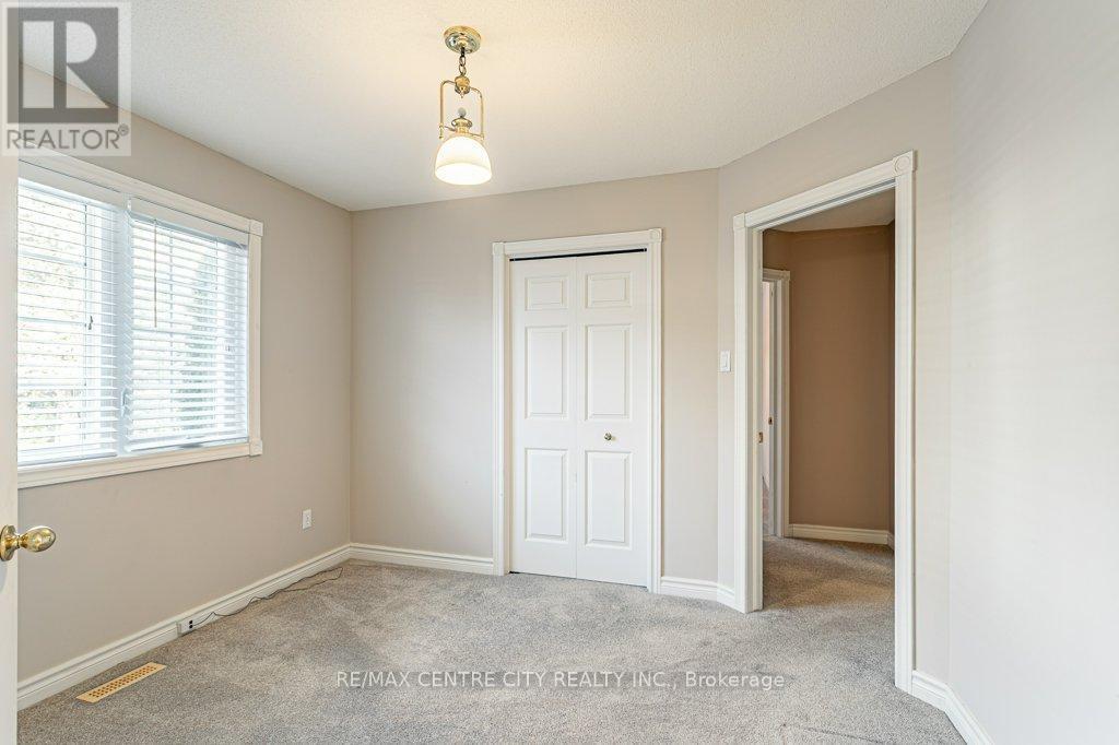 261 Ensign Crescent, London South (South N), ON - Indoor