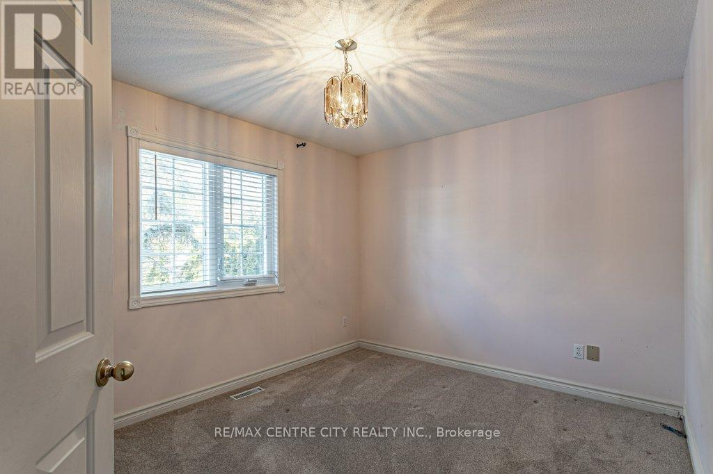 261 Ensign Crescent, London South (South N), ON - Indoor Photo Showing Other Room