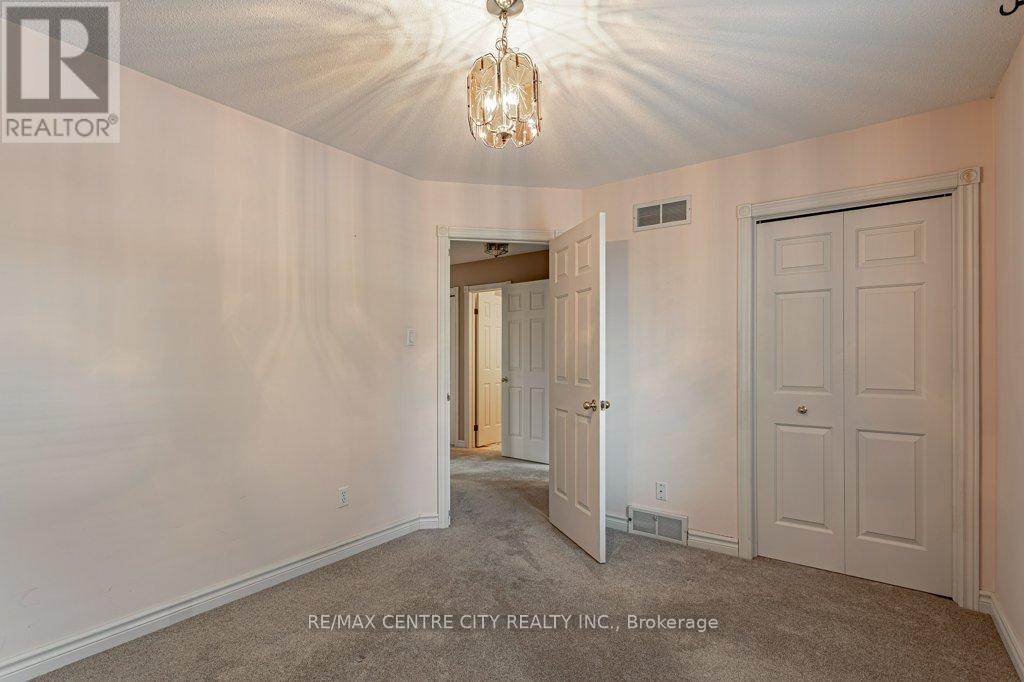 261 Ensign Crescent, London South (South N), ON - Indoor Photo Showing Other Room