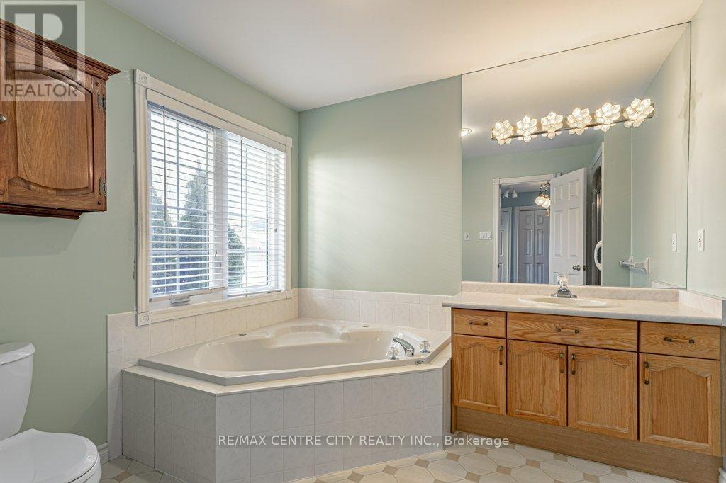 261 Ensign Crescent, London South (South N), ON - Indoor Photo Showing Bathroom