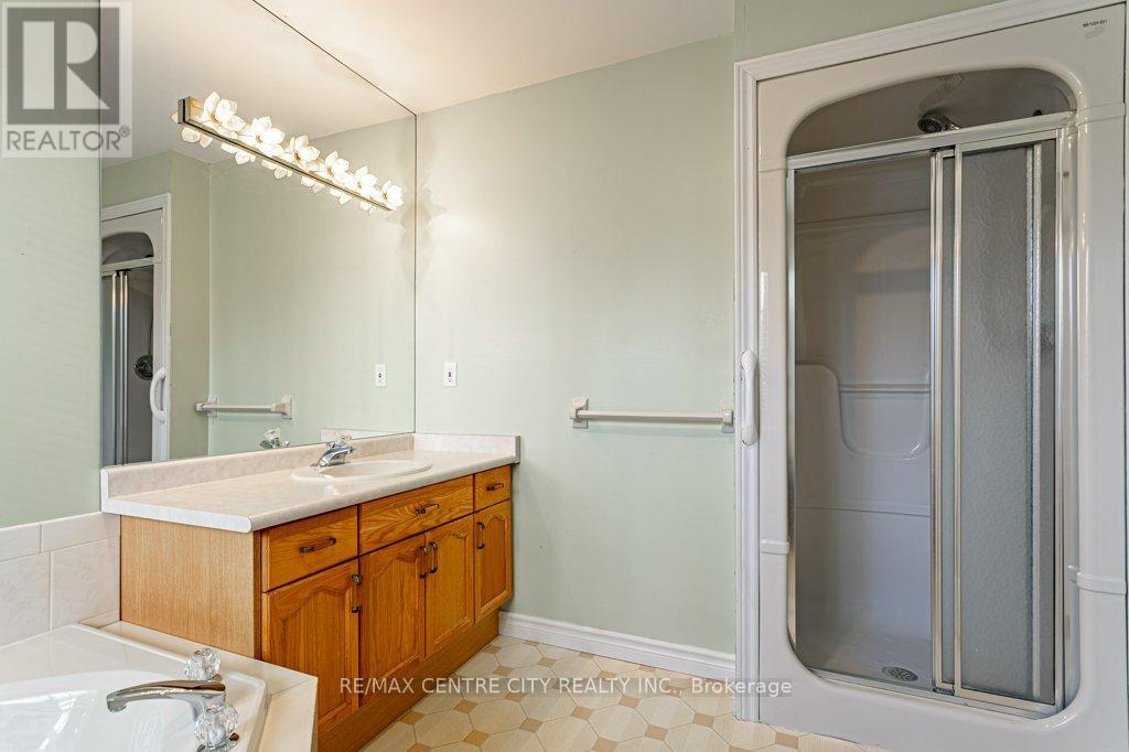 261 Ensign Crescent, London South (South N), ON - Indoor Photo Showing Bathroom