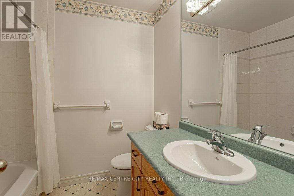 261 Ensign Crescent, London South (South N), ON - Indoor Photo Showing Bathroom