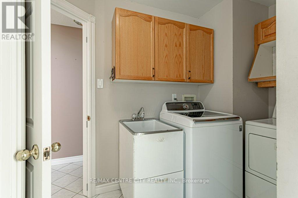 261 Ensign Crescent, London South (South N), ON - Indoor Photo Showing Laundry Room