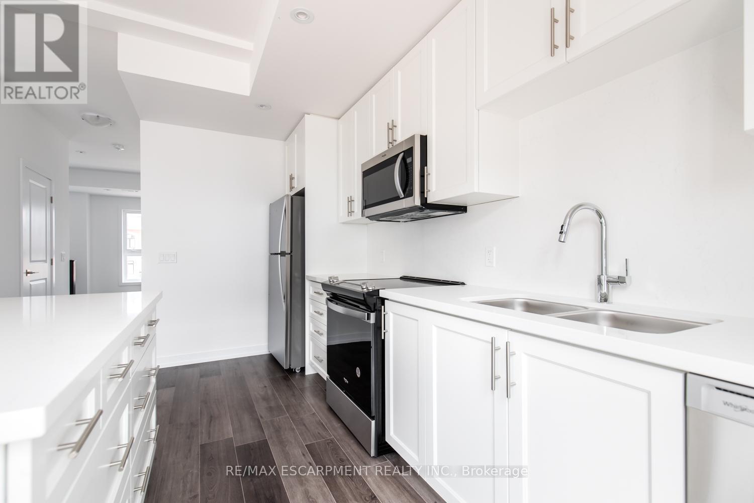 15 - 70 Kenesky Drive, Hamilton, ON - Indoor Photo Showing Kitchen With Double Sink With Upgraded Kitchen