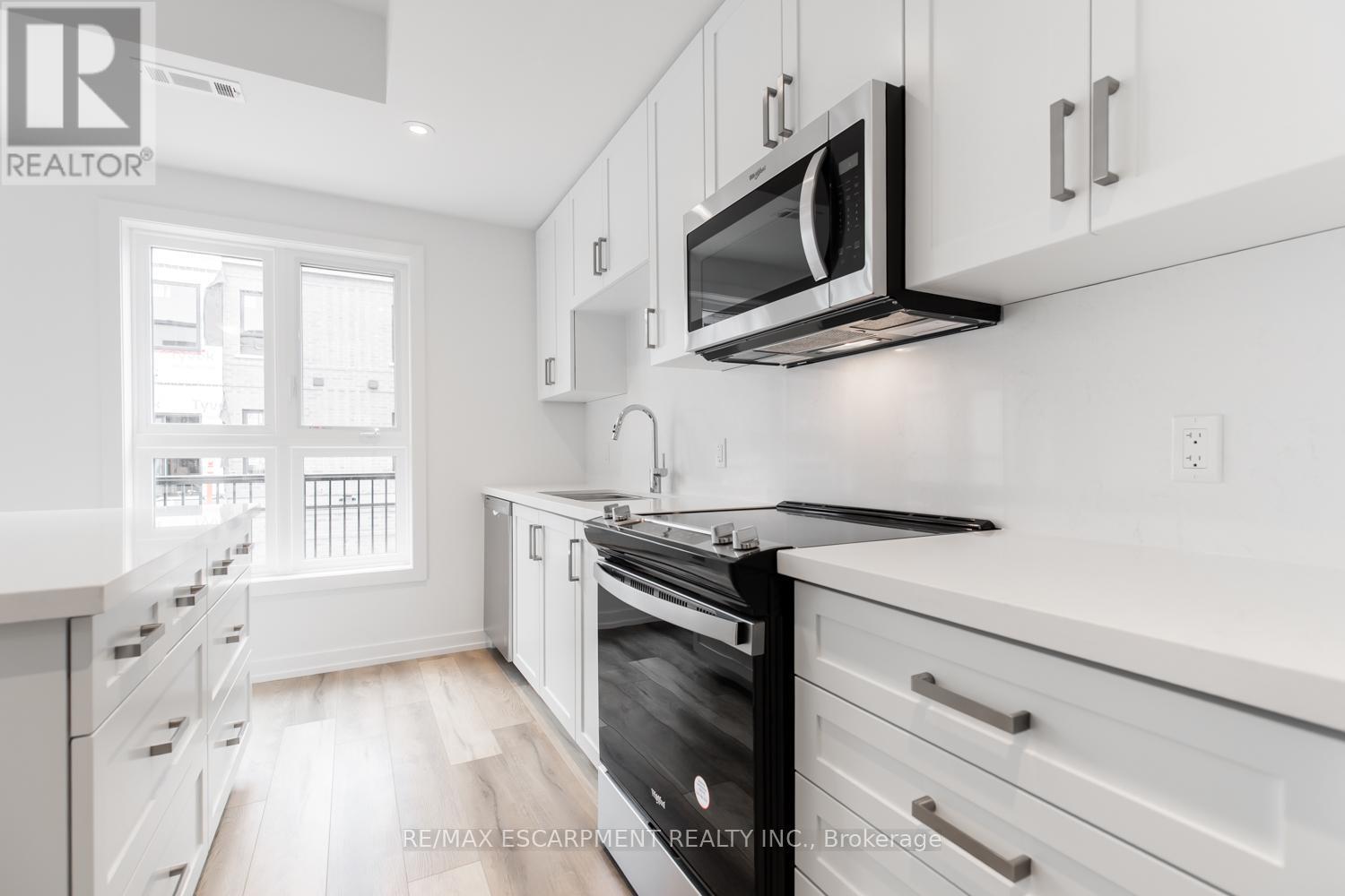 12 - 70 Kenesky Drive, Hamilton, ON - Indoor Photo Showing Kitchen With Upgraded Kitchen