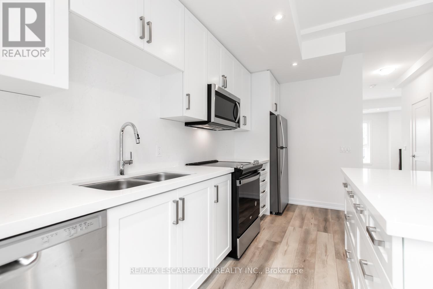 12 - 70 Kenesky Drive, Hamilton, ON - Indoor Photo Showing Kitchen With Double Sink With Upgraded Kitchen