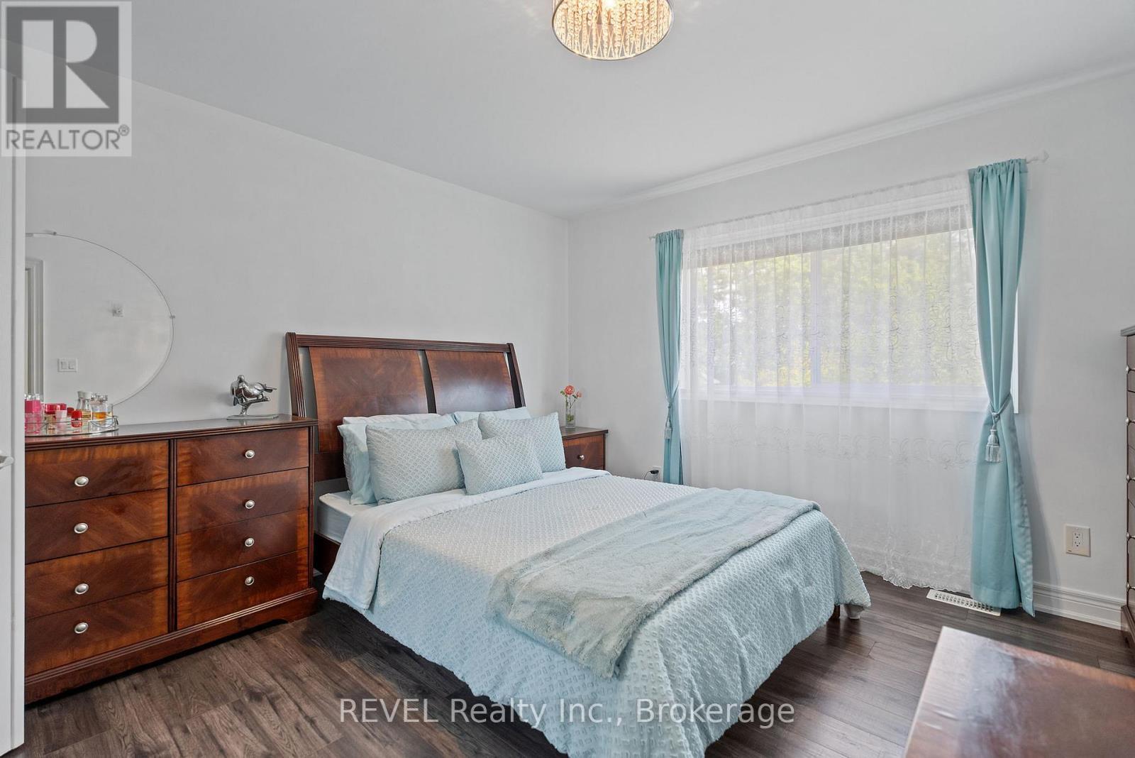 1018 Kerby Street, Fort Erie (Crescent Park), ON - Indoor Photo Showing Bedroom