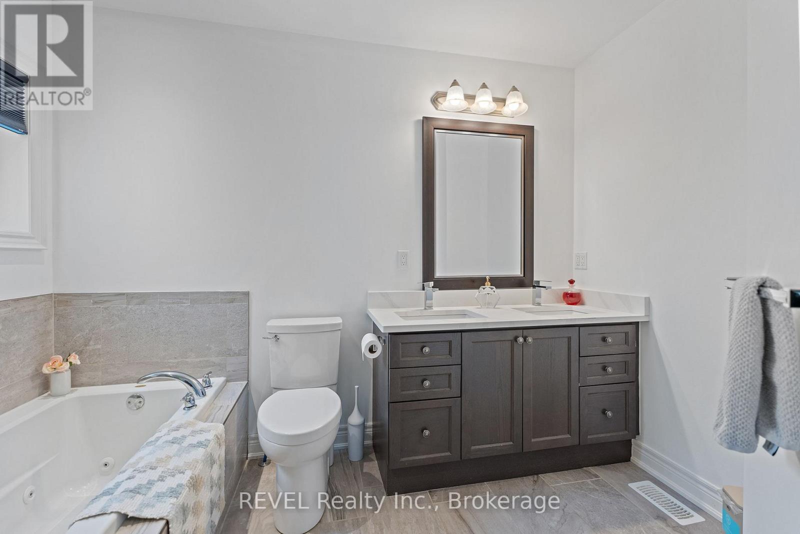 1018 Kerby Street, Fort Erie (Crescent Park), ON - Indoor Photo Showing Bathroom
