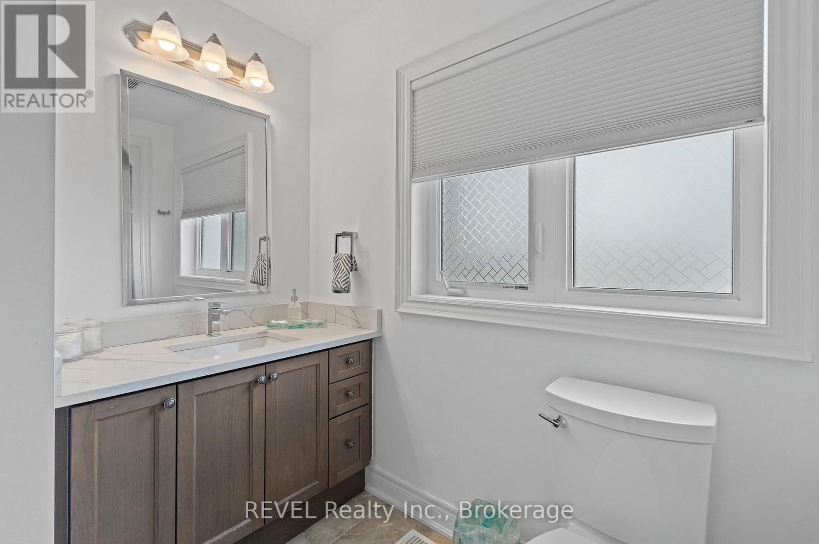 1018 Kerby Street, Fort Erie (Crescent Park), ON - Indoor Photo Showing Bathroom
