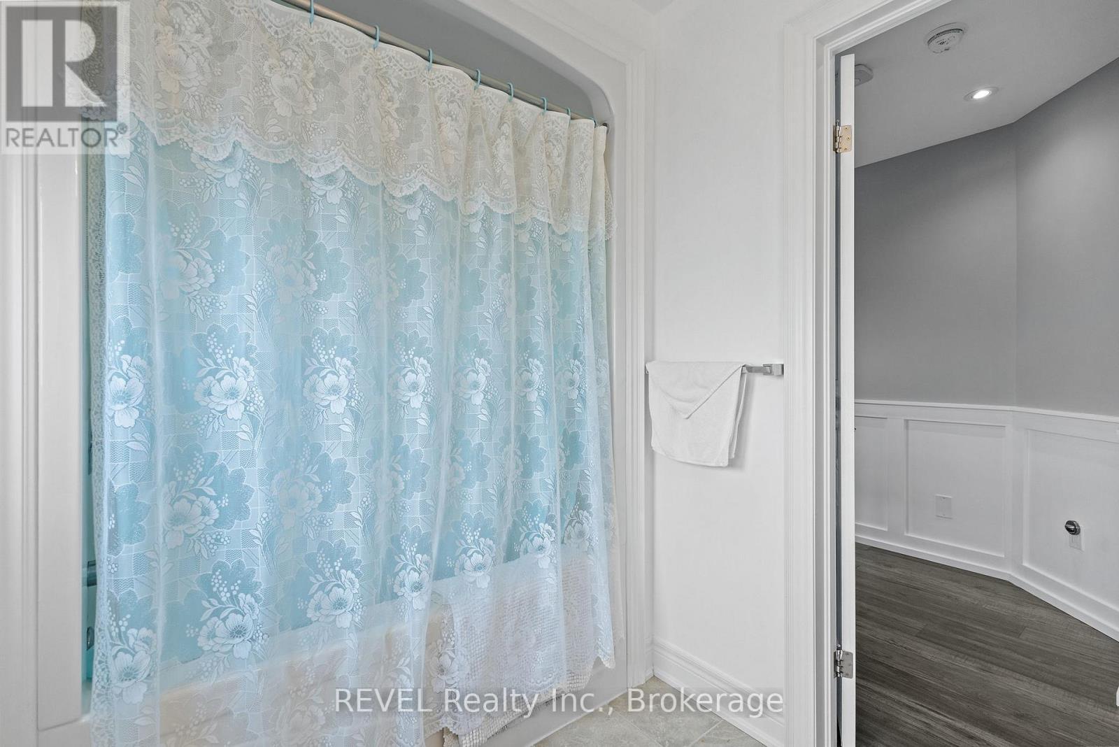 1018 Kerby Street, Fort Erie (Crescent Park), ON - Indoor Photo Showing Bathroom