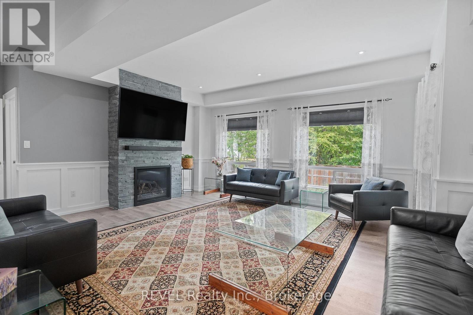 1018 Kerby Street, Fort Erie (Crescent Park), ON - Indoor Photo Showing Living Room With Fireplace