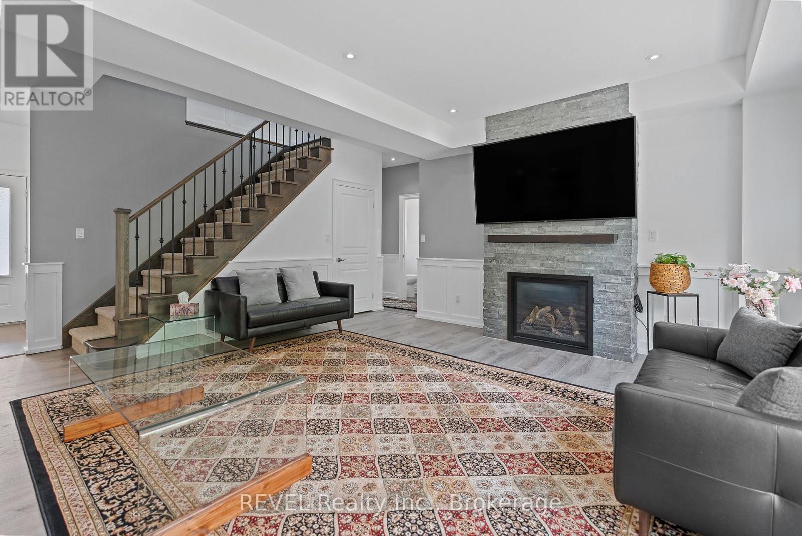 1018 Kerby Street, Fort Erie (Crescent Park), ON - Indoor Photo Showing Living Room With Fireplace