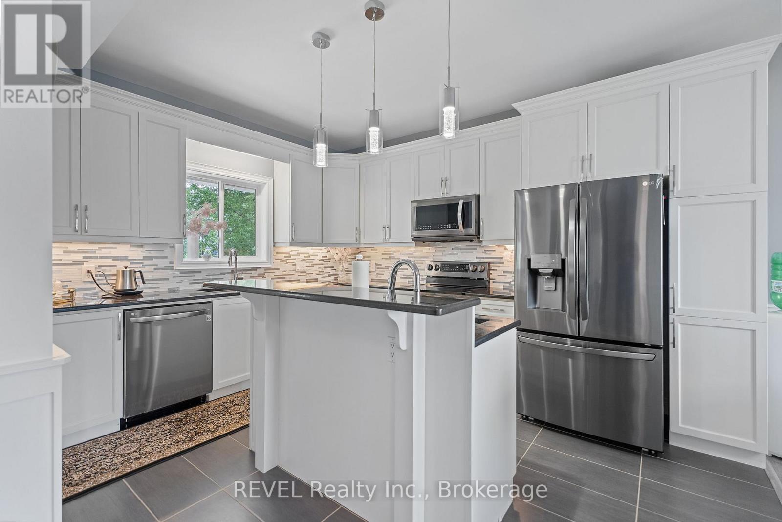 1018 Kerby Street, Fort Erie (Crescent Park), ON - Indoor Photo Showing Kitchen With Upgraded Kitchen