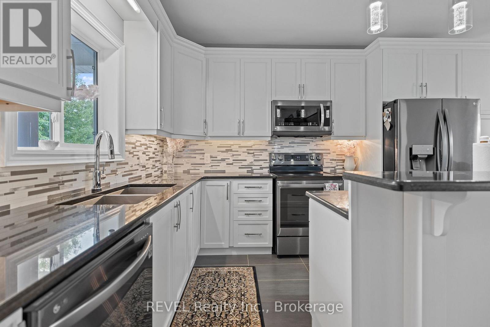 1018 Kerby Street, Fort Erie (Crescent Park), ON - Indoor Photo Showing Kitchen With Double Sink With Upgraded Kitchen