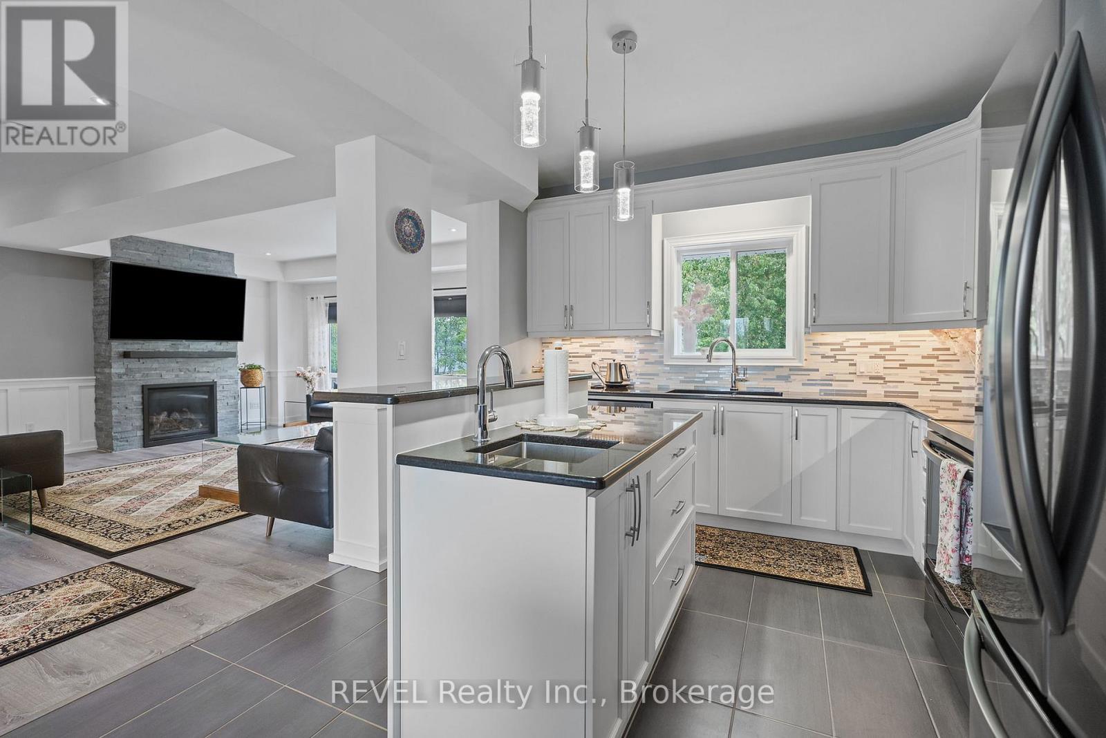 1018 Kerby Street, Fort Erie (Crescent Park), ON - Indoor Photo Showing Kitchen With Upgraded Kitchen
