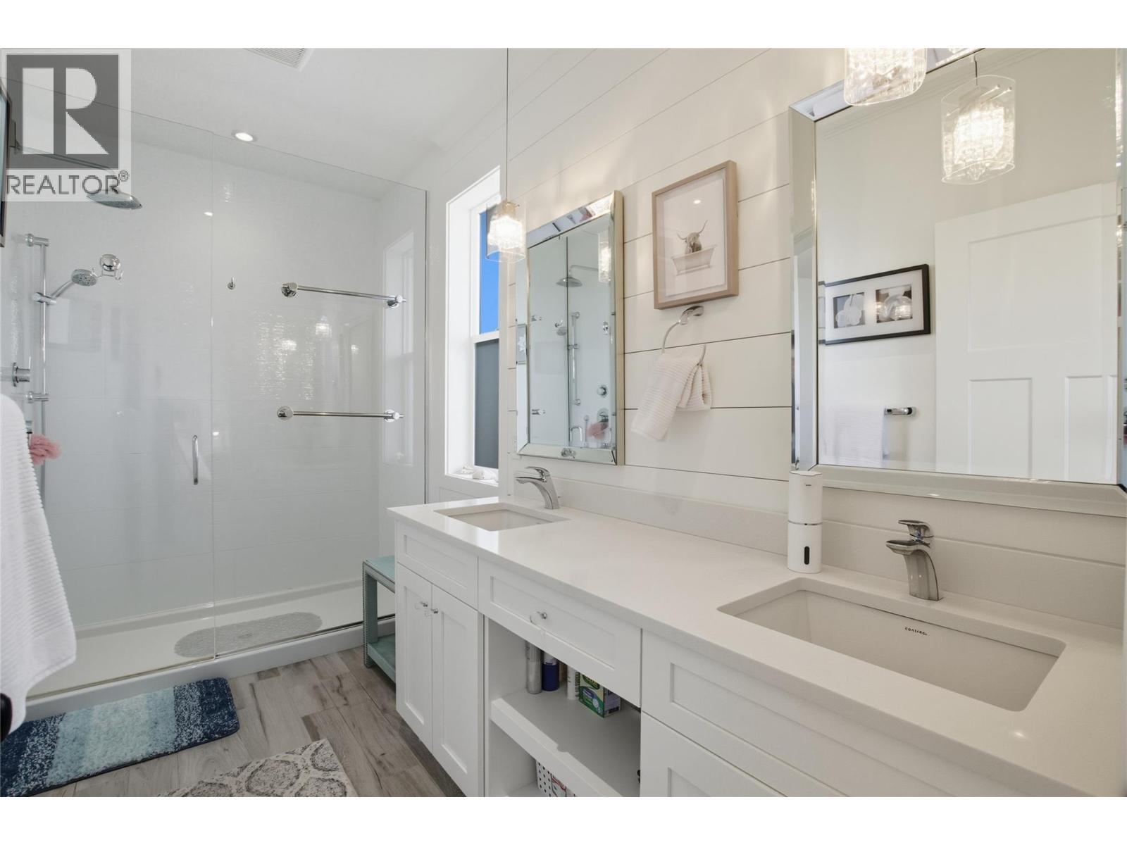 1553 Emerald Drive, Kamloops, BC - Indoor Photo Showing Bathroom