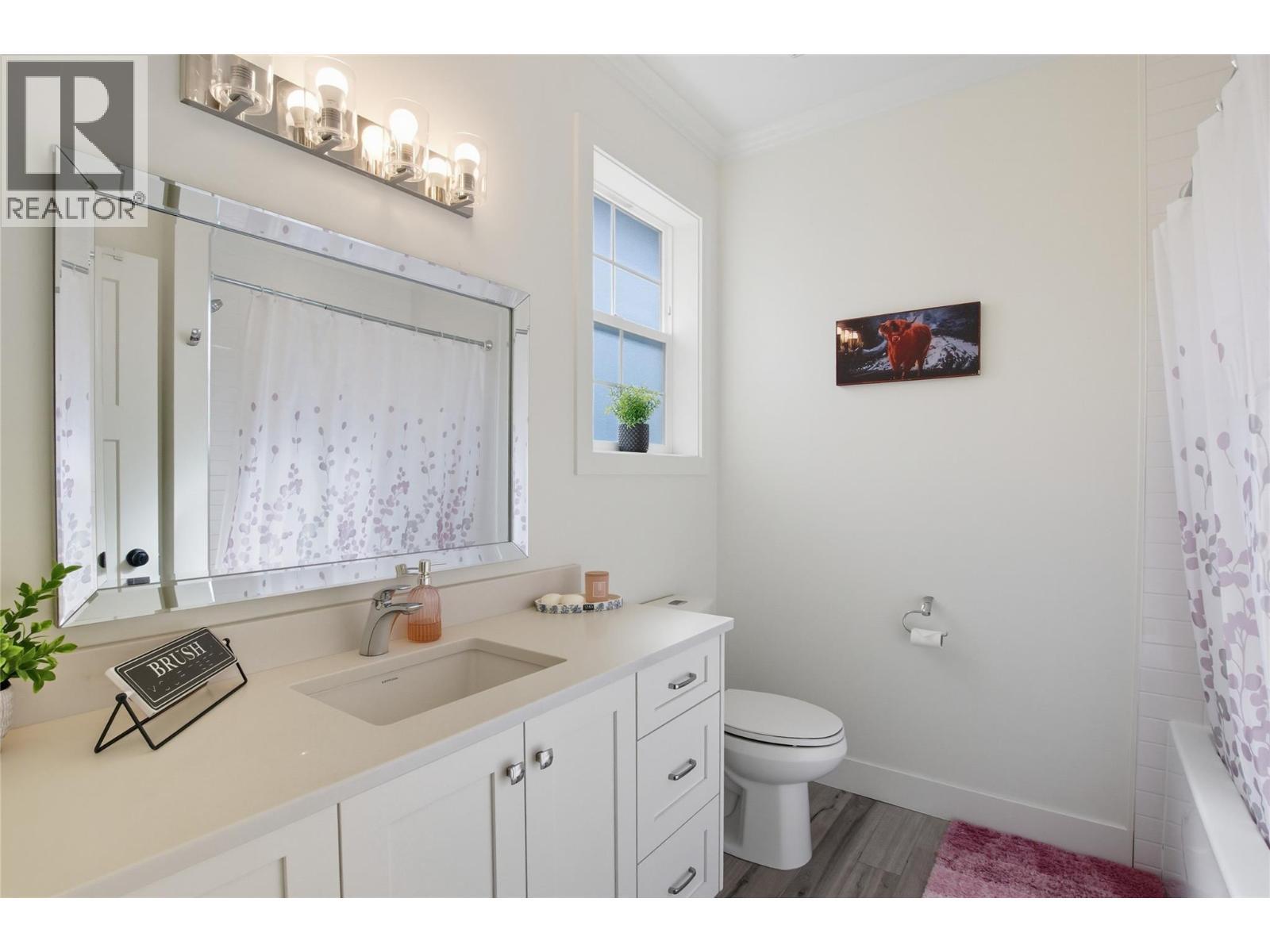 1553 Emerald Drive, Kamloops, BC - Indoor Photo Showing Bathroom