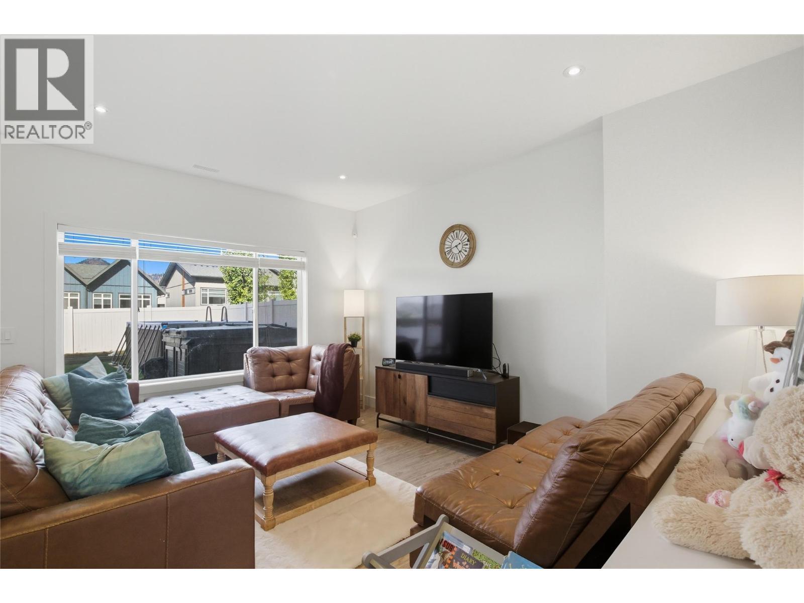 1553 Emerald Drive, Kamloops, BC - Indoor Photo Showing Living Room
