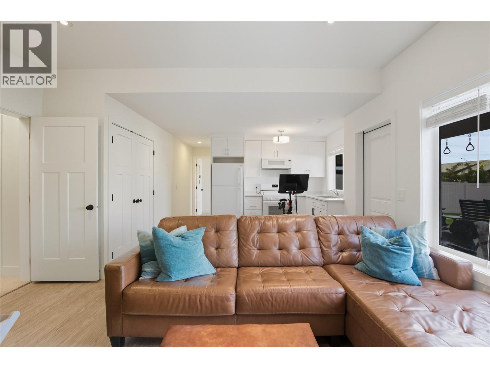 1553 Emerald Drive, Kamloops, BC - Indoor Photo Showing Living Room