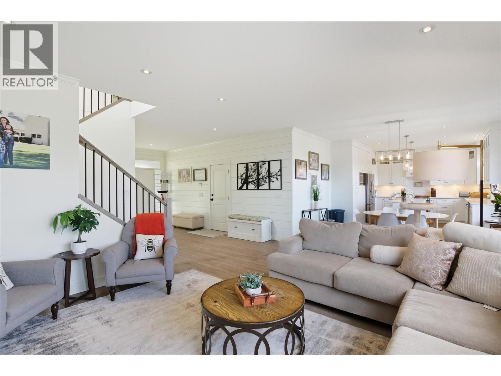 1553 Emerald Drive, Kamloops, BC - Indoor Photo Showing Living Room