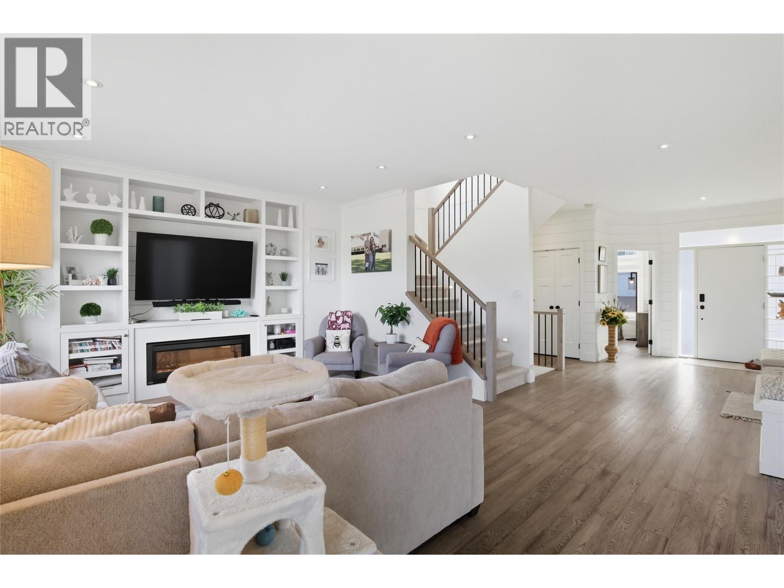 1553 Emerald Drive, Kamloops, BC - Indoor Photo Showing Living Room With Fireplace
