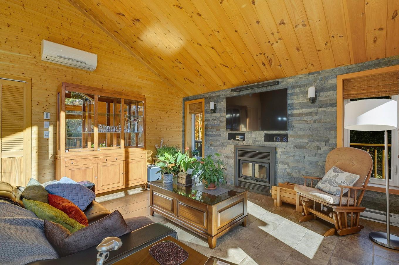 Living room - 18 Rue De La Cortland, Brownsburg-Chatham, QC - Indoor Photo Showing Living Room With Fireplace