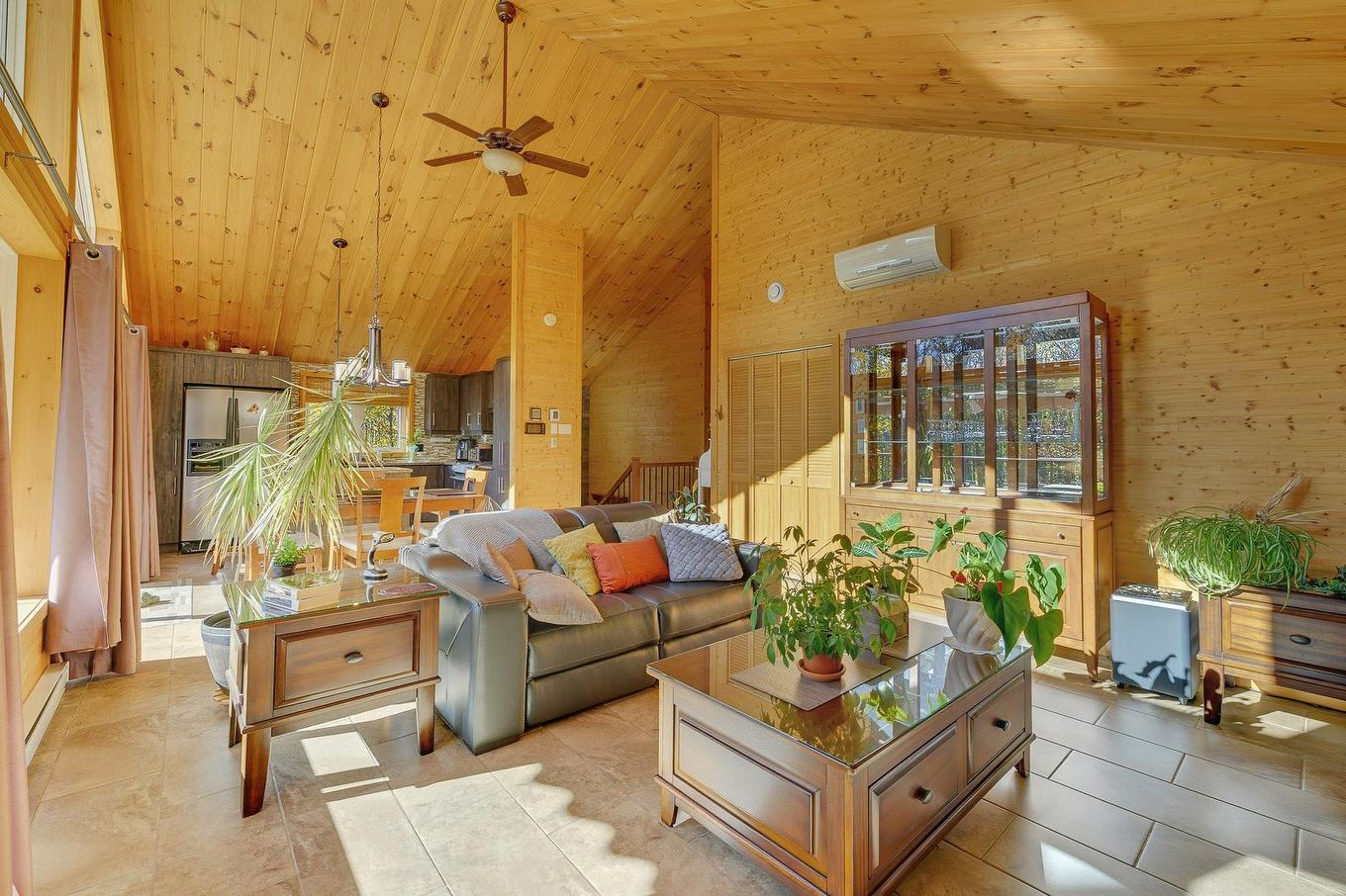 Overall view - 18 Rue De La Cortland, Brownsburg-Chatham, QC - Indoor Photo Showing Other Room