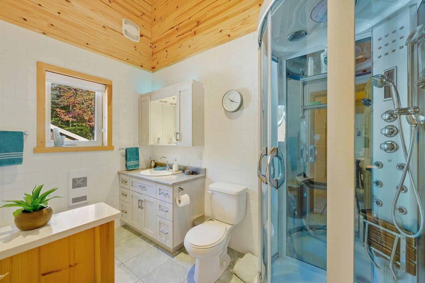 Bathroom - 18 Rue De La Cortland, Brownsburg-Chatham, QC - Indoor Photo Showing Bathroom