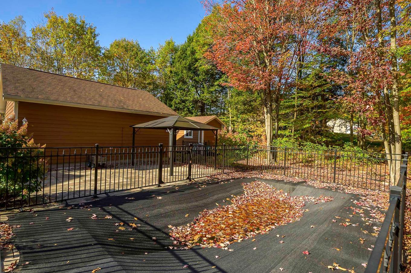 Pool - 18 Rue De La Cortland, Brownsburg-Chatham, QC - Outdoor