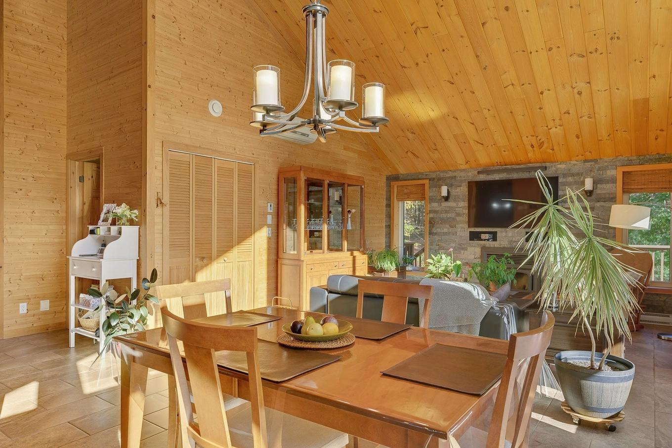 Overall view - 18 Rue De La Cortland, Brownsburg-Chatham, QC - Indoor Photo Showing Dining Room