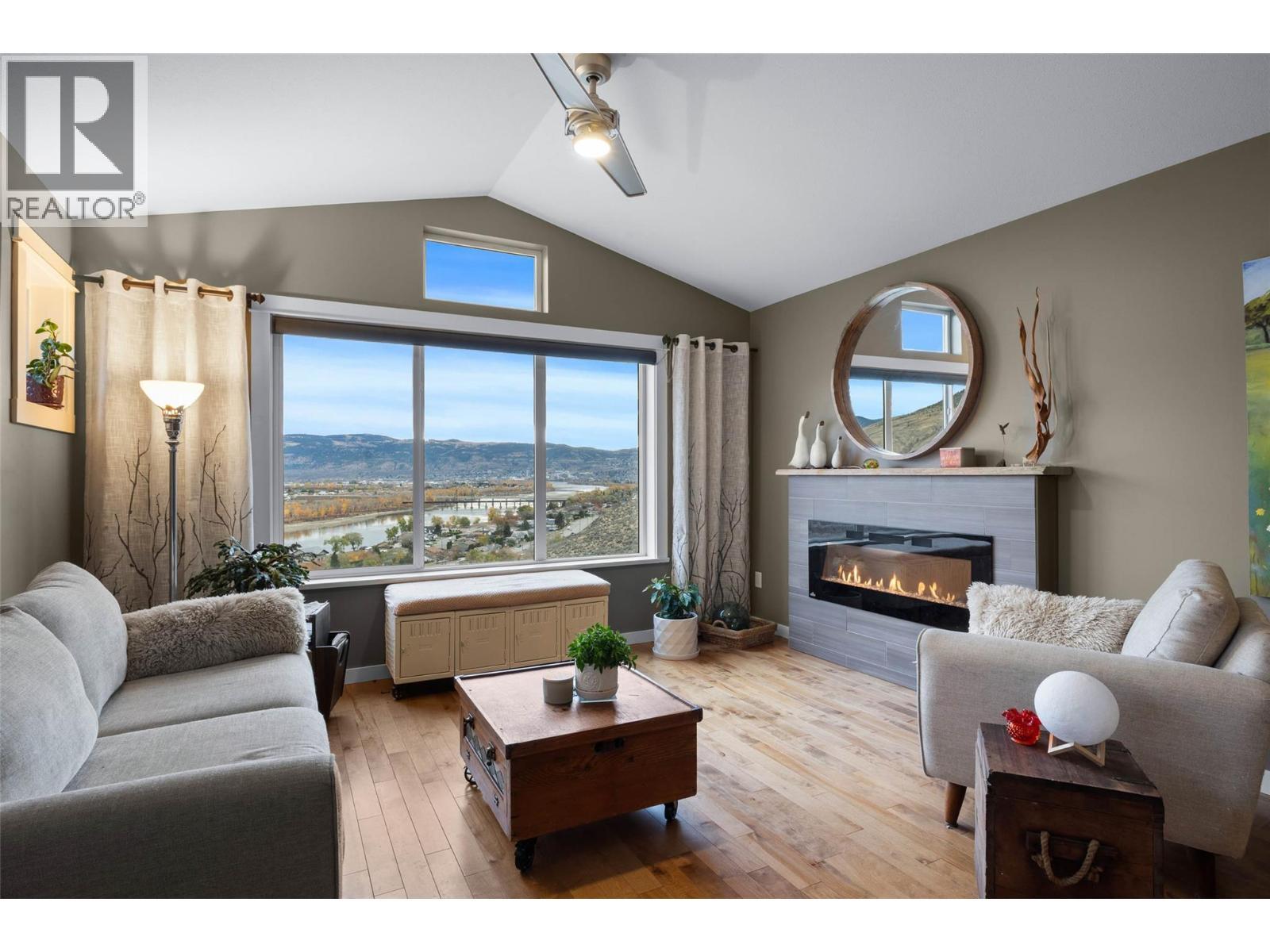 900 Stagecoach Drive Unit# 13, Kamloops, BC - Indoor Photo Showing Living Room With Fireplace
