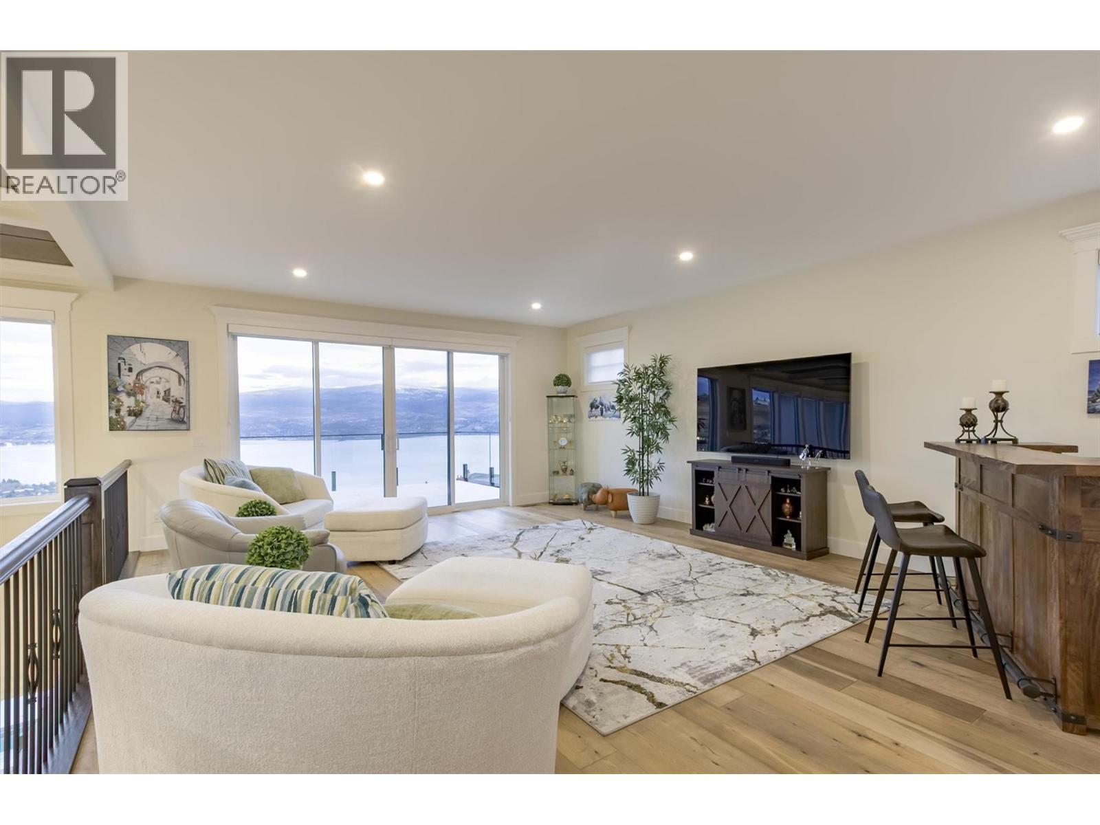 3279 Vineyard View Drive, West Kelowna, BC - Indoor Photo Showing Living Room