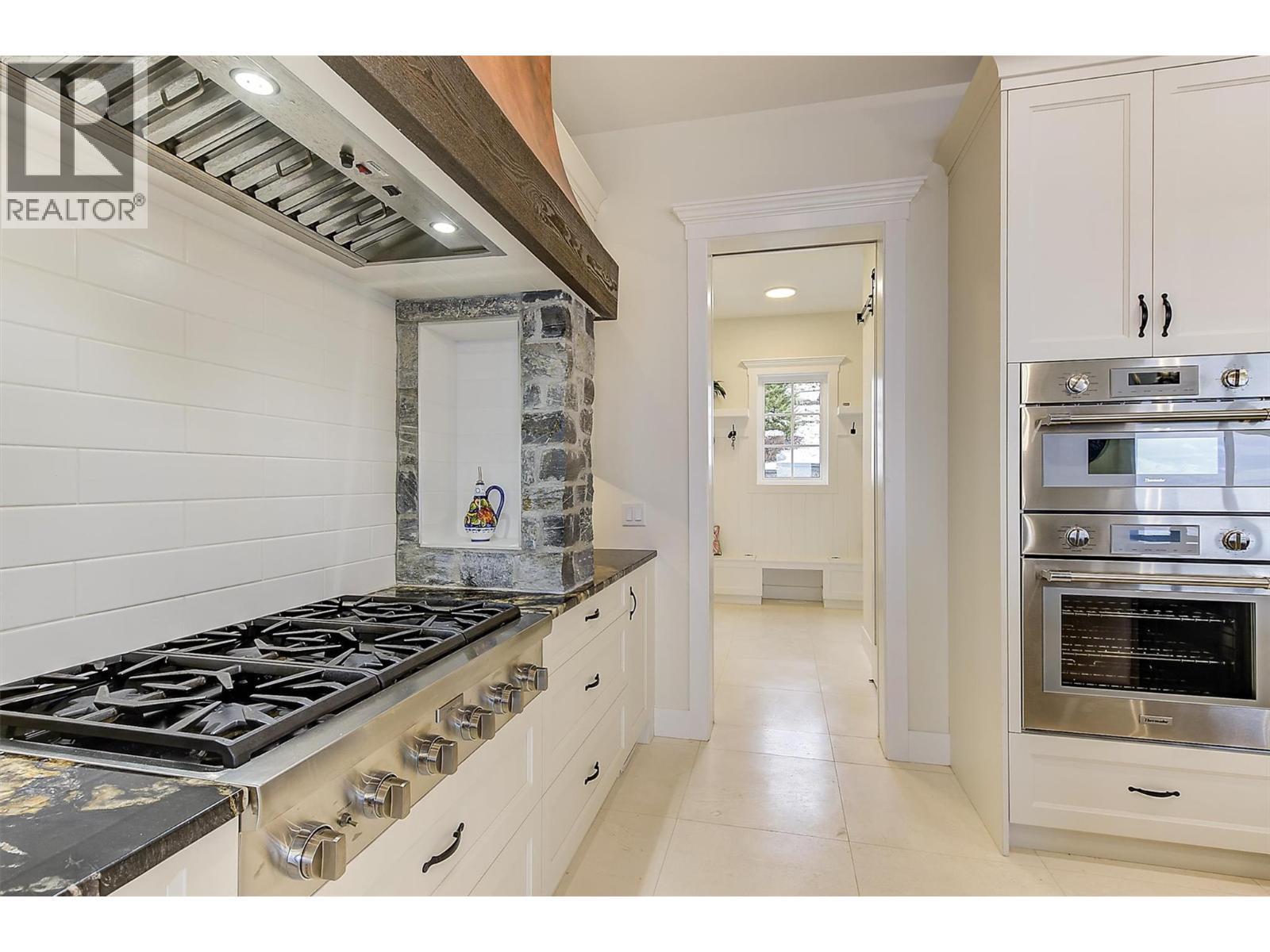 3279 Vineyard View Drive, West Kelowna, BC - Indoor Photo Showing Kitchen With Upgraded Kitchen
