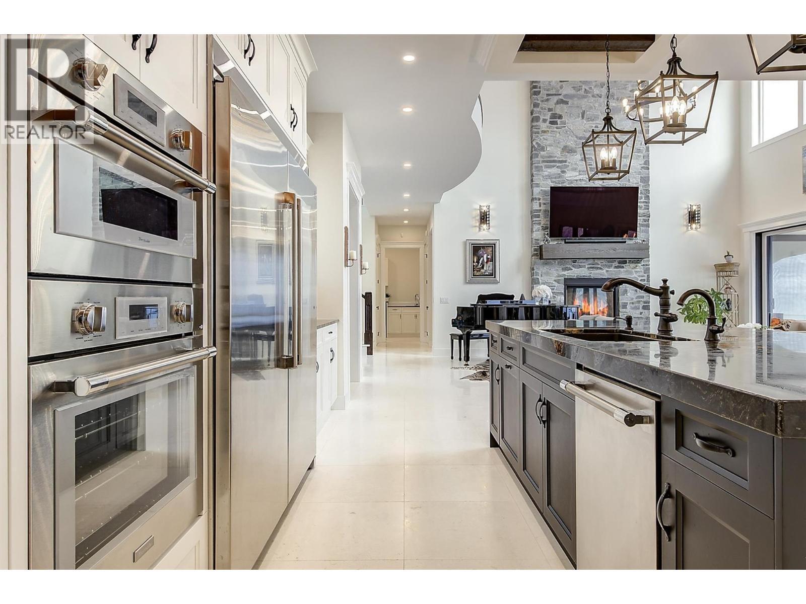3279 Vineyard View Drive, West Kelowna, BC - Indoor Photo Showing Kitchen With Upgraded Kitchen