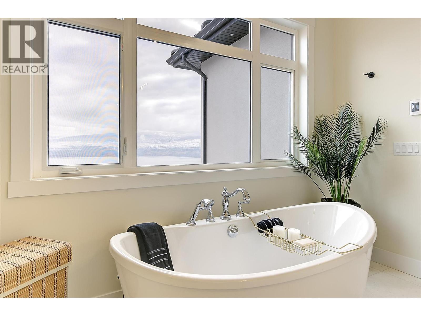 3279 Vineyard View Drive, West Kelowna, BC - Indoor Photo Showing Bathroom