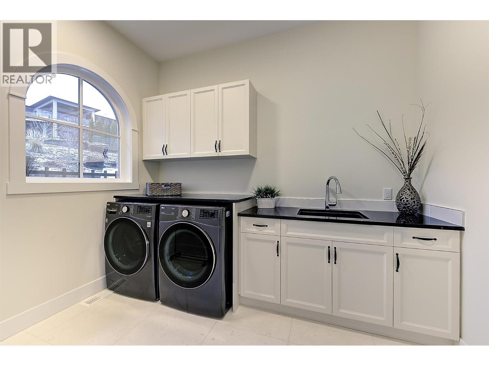 3279 Vineyard View Drive, West Kelowna, BC - Indoor Photo Showing Laundry Room