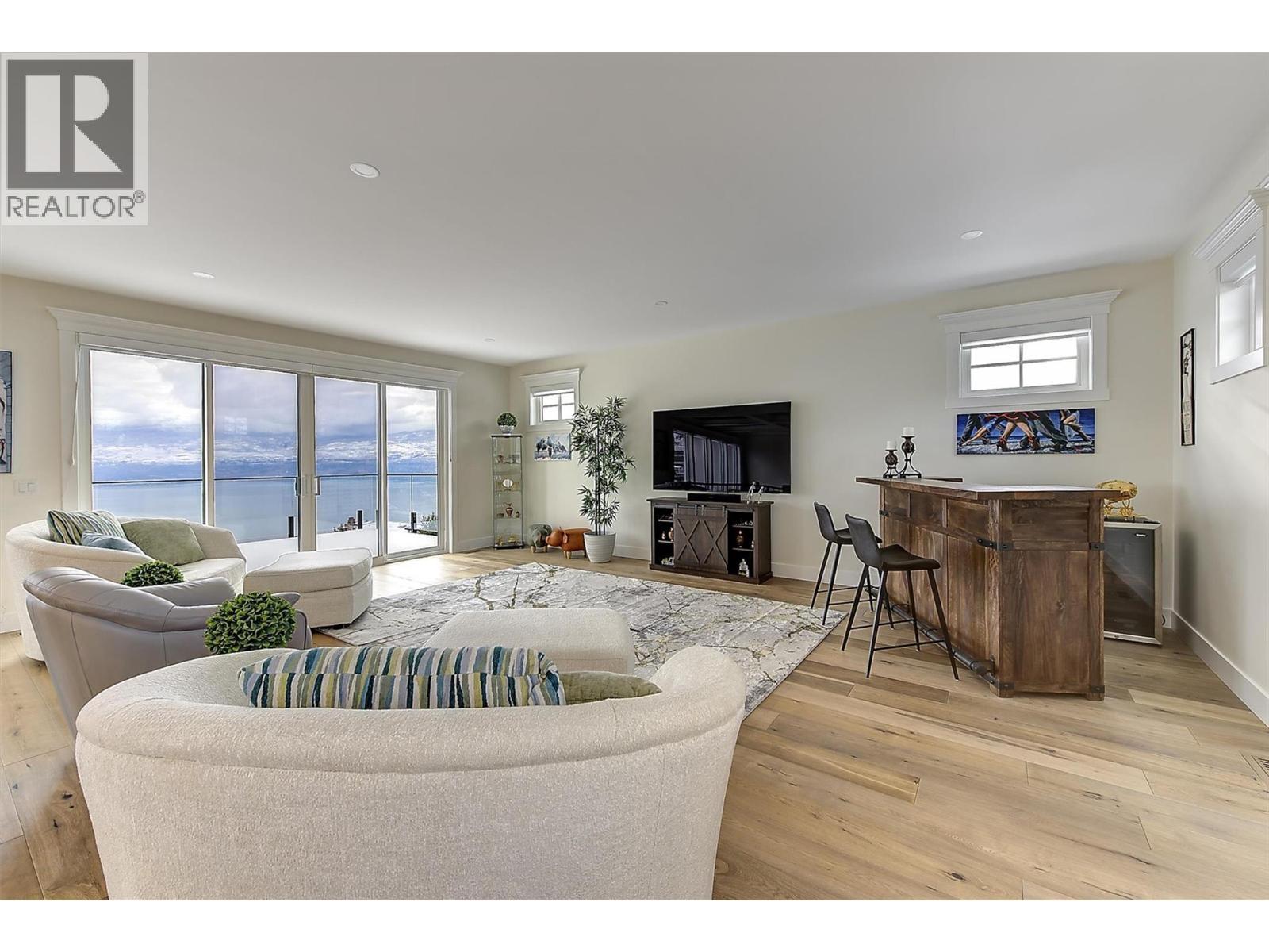 3279 Vineyard View Drive, West Kelowna, BC - Indoor Photo Showing Living Room
