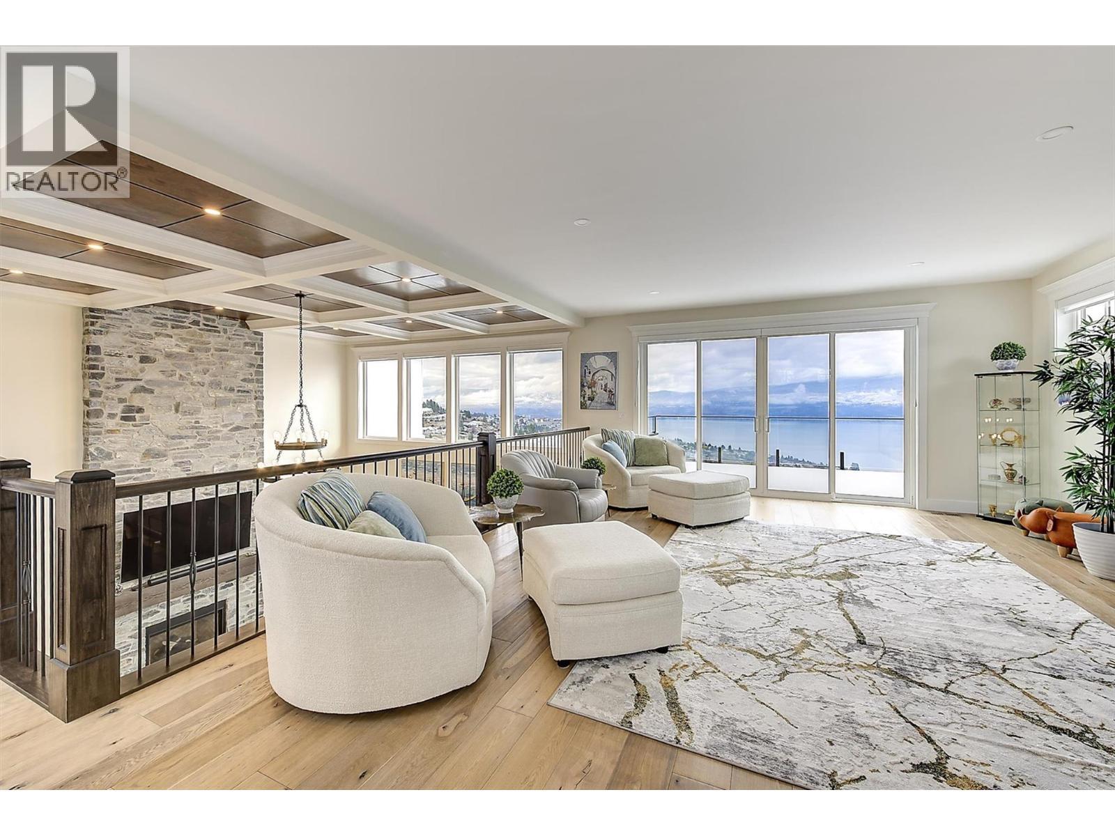 3279 Vineyard View Drive, West Kelowna, BC - Indoor Photo Showing Living Room