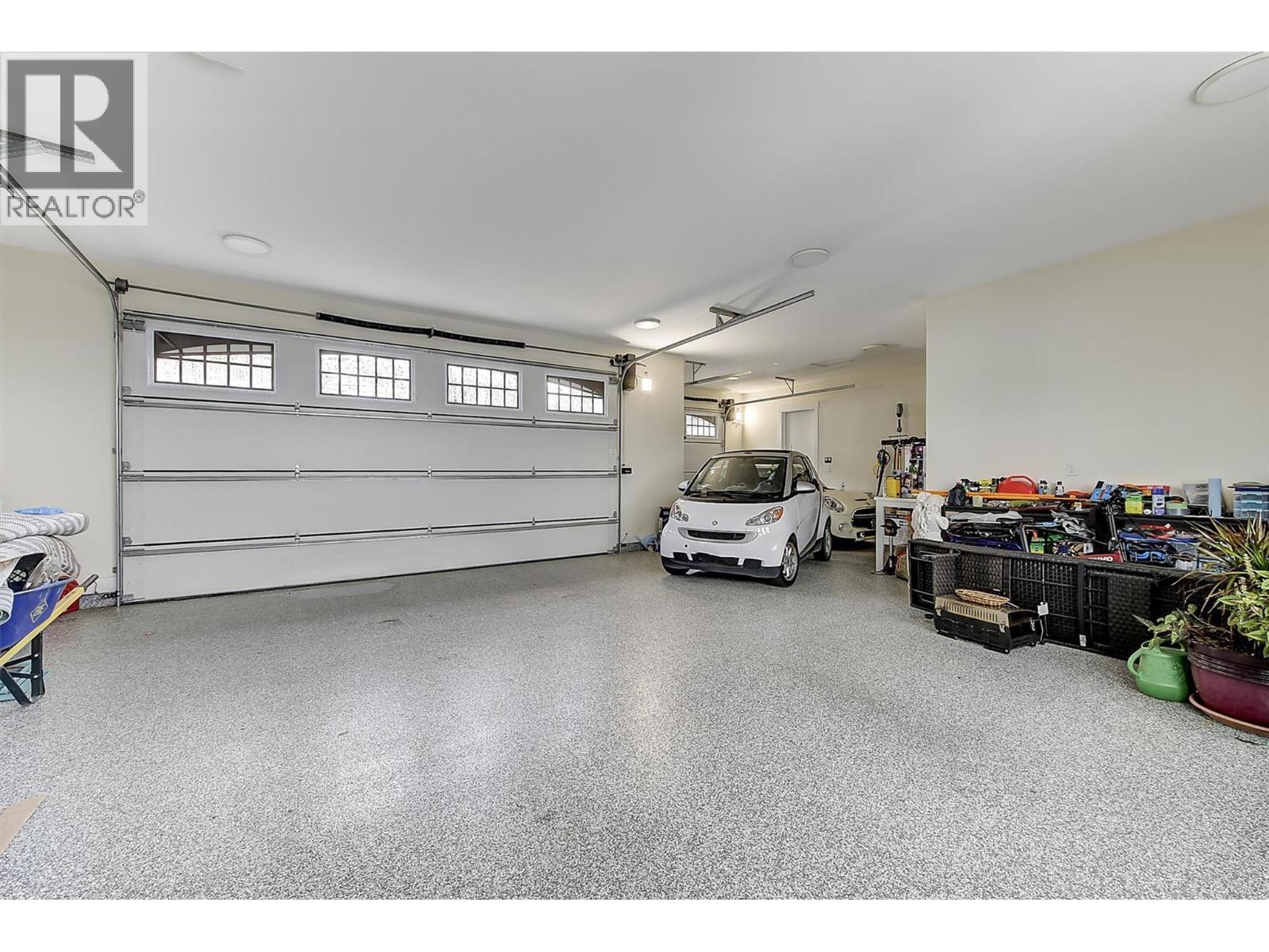 3279 Vineyard View Drive, West Kelowna, BC - Indoor Photo Showing Garage