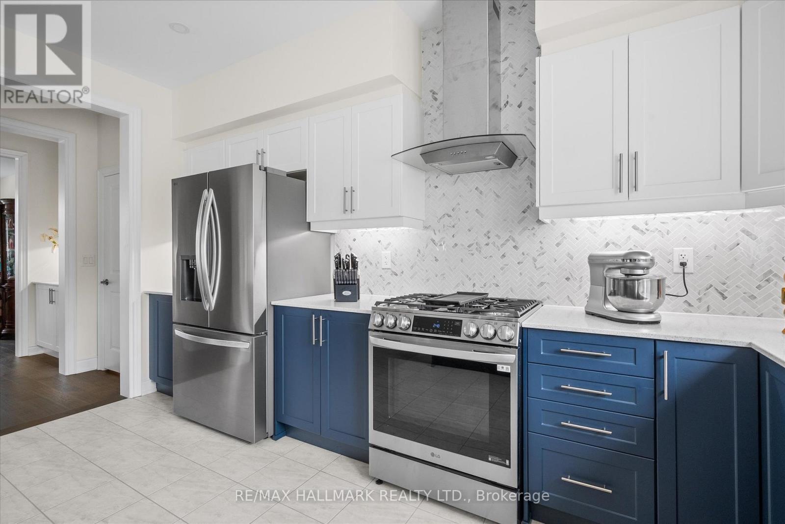 94 Ruby Ridge, Oro-Medonte, ON - Indoor Photo Showing Kitchen With Stainless Steel Kitchen With Upgraded Kitchen